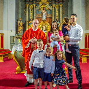 Krštenje petog djeteta obitelji Jelaš u Župi sv. Ivana Nepomuka, Stupnik-Lučko